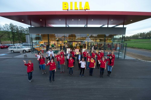 Neueröffnung: BILLA Filiale in Riedau glänzt in innovativem Shopdesign und leistet wertvollen Beitrag zum Klimaschutz Neben einem modernen Shop-Design, breitgefächerter Produktvielfalt und Einkaufskomfort setzt die neu eröffnete BILLA Filiale in der Peßlerstraße 1 in 4752 Riedau Maßstäbe hinsichtlich Umwelt- und Klimaschutz. Nähere Informationen finden Sie im Pressebereich auf www.rewe-group.at.